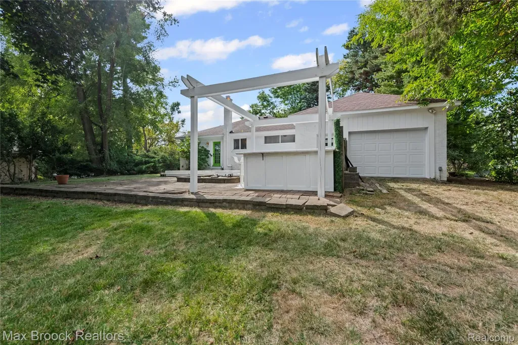 2665 Middlebelt Road West Bloomfield Charter Township MI 48324