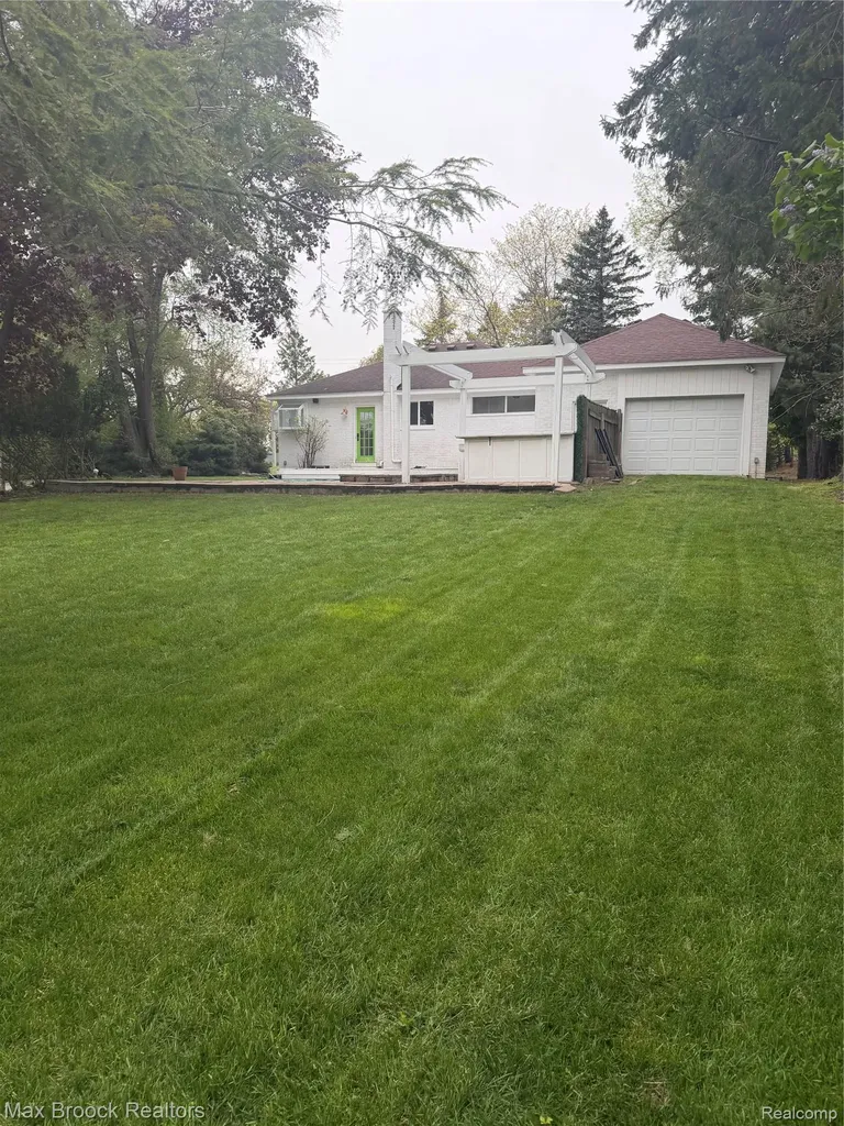 2665 Middlebelt Road West Bloomfield Charter Township MI 48324