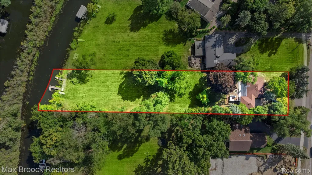 2665 Middlebelt Road West Bloomfield Charter Township MI 48324
