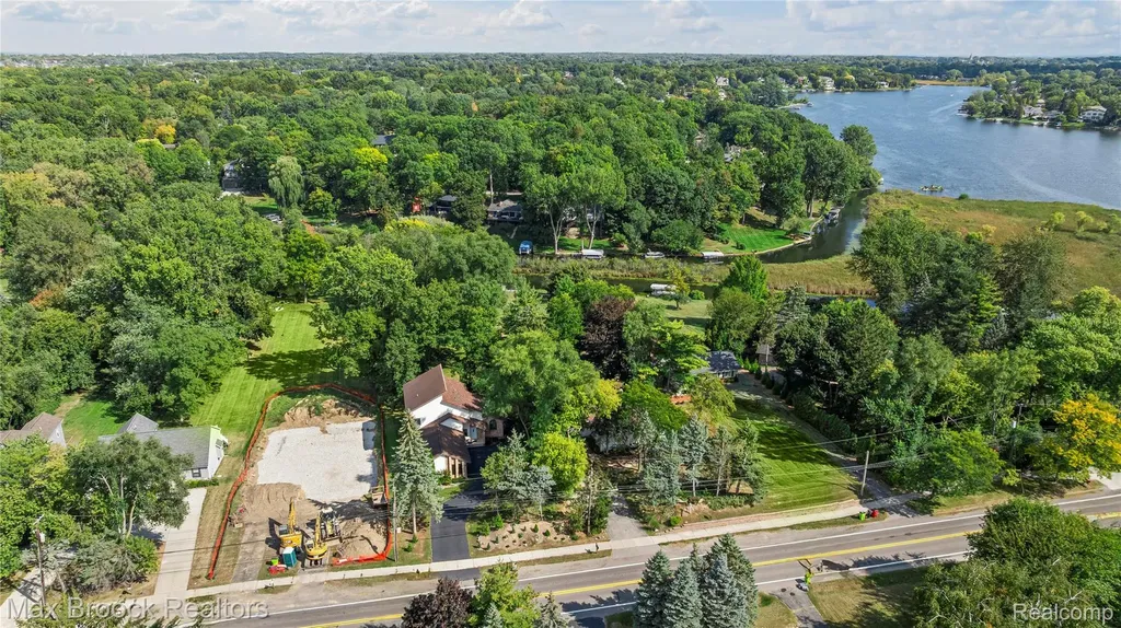 2665 Middlebelt Road West Bloomfield Charter Township MI 48324