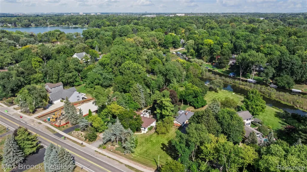 2665 Middlebelt Road West Bloomfield Charter Township MI 48324