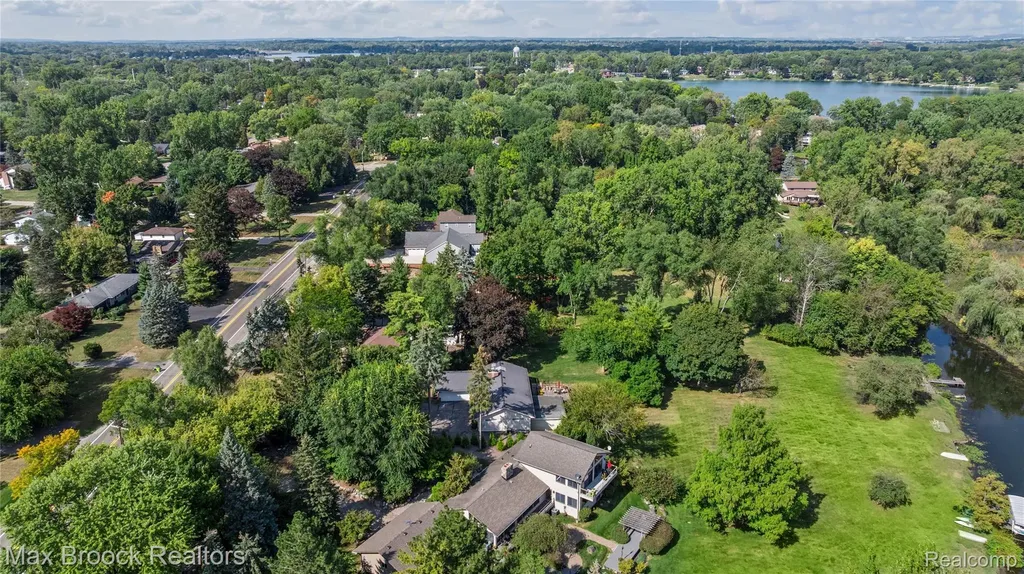 2665 Middlebelt Road West Bloomfield Charter Township MI 48324