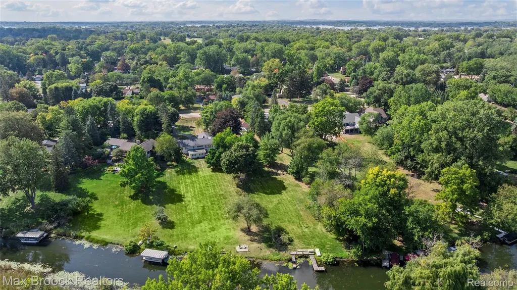 2665 Middlebelt Road West Bloomfield Charter Township MI 48324