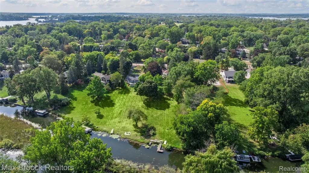 2665 Middlebelt Road West Bloomfield Charter Township MI 48324