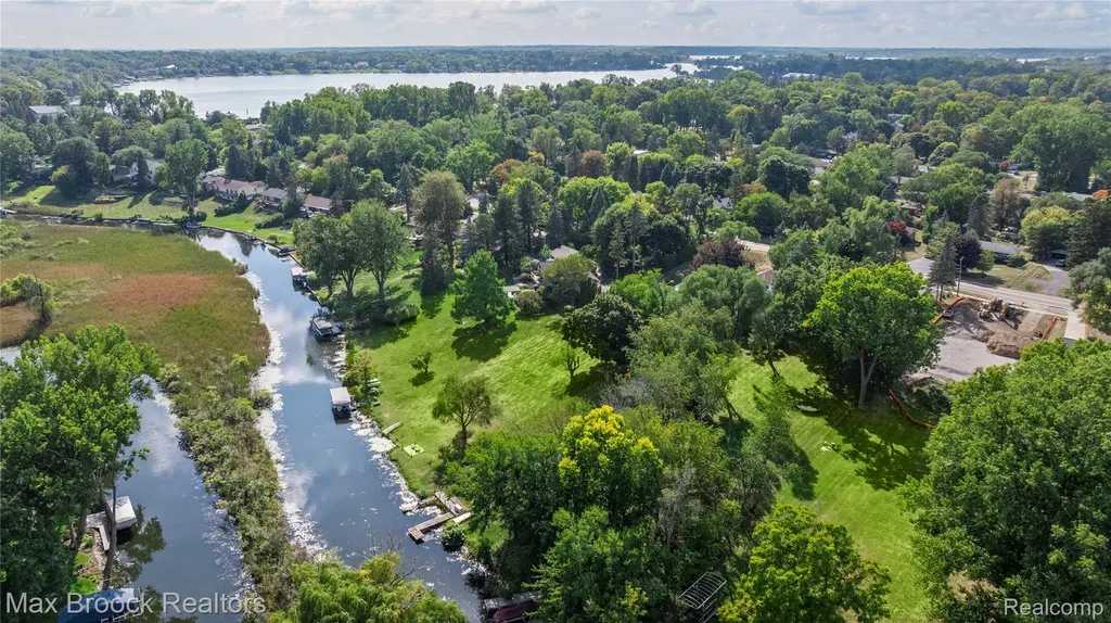 2665 Middlebelt Road West Bloomfield Charter Township MI 48324