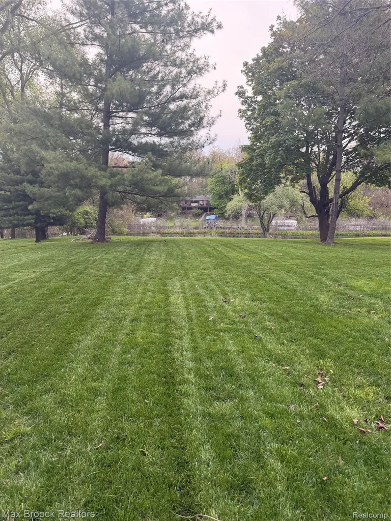 2665 Middlebelt Road West Bloomfield Charter Township MI 48324