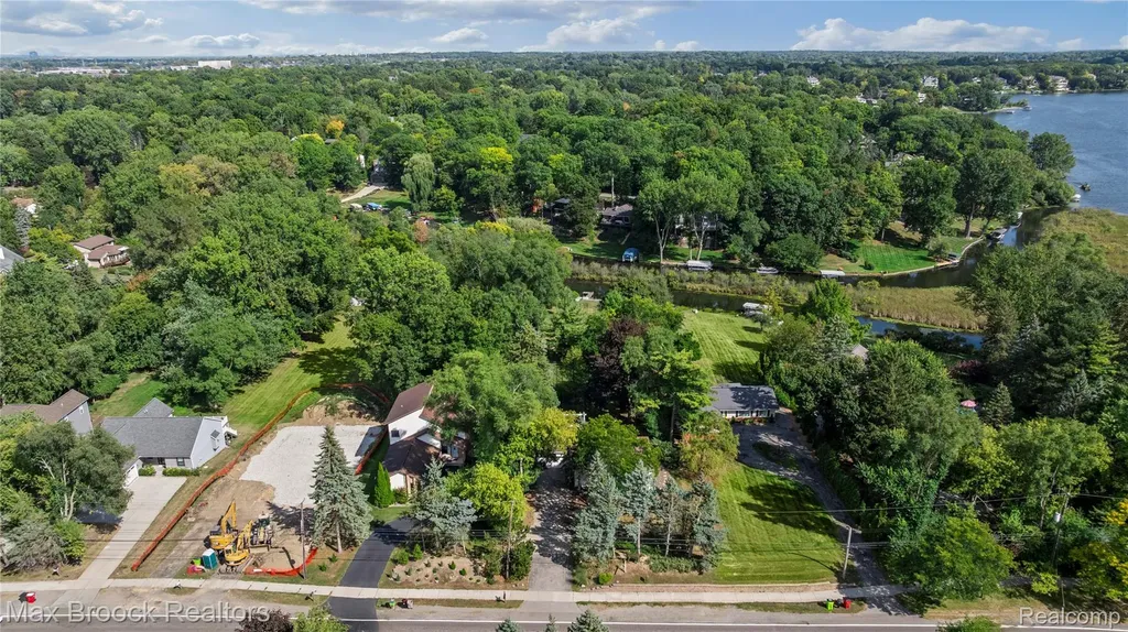 2665 Middlebelt Road West Bloomfield Charter Township MI 48324