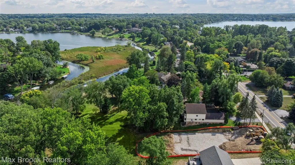 2665 Middlebelt Road West Bloomfield Charter Township MI 48324