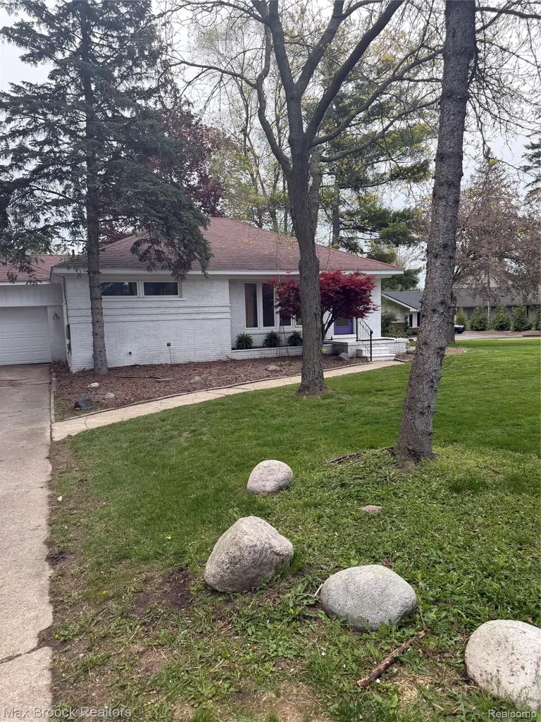 2665 Middlebelt Road West Bloomfield Charter Township MI 48324
