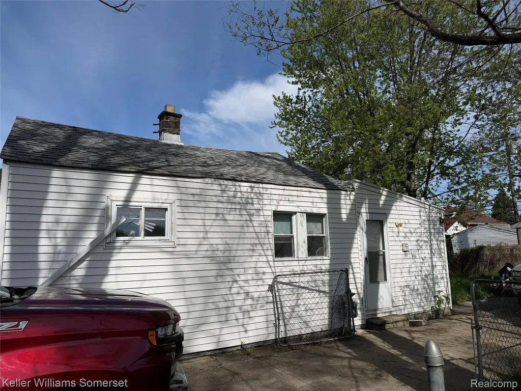 8499 Chapp Avenue Warren City MI 48089