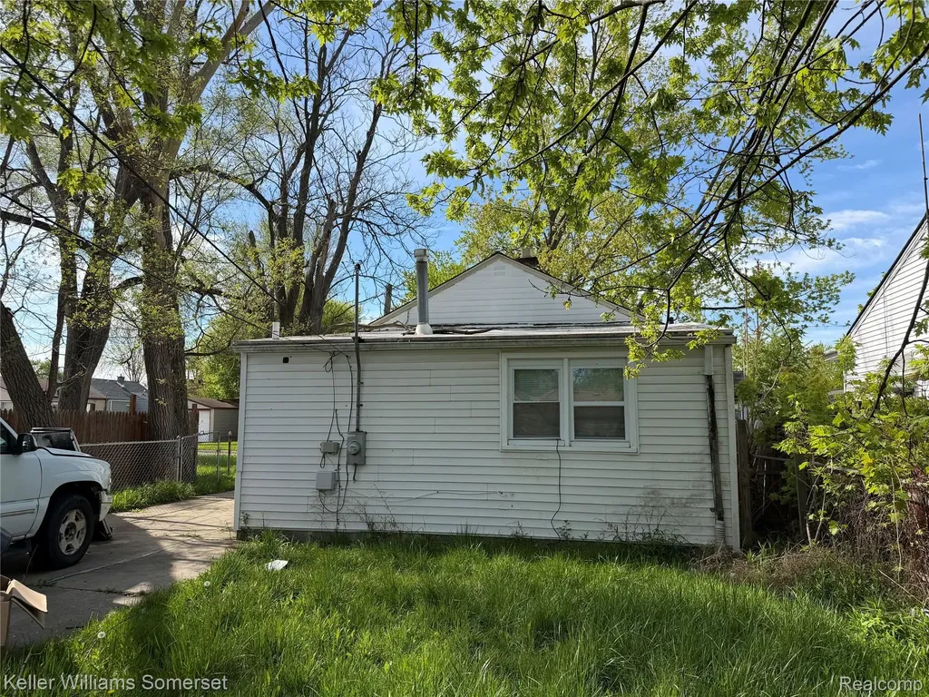 8499 Chapp Avenue Warren City MI 48089