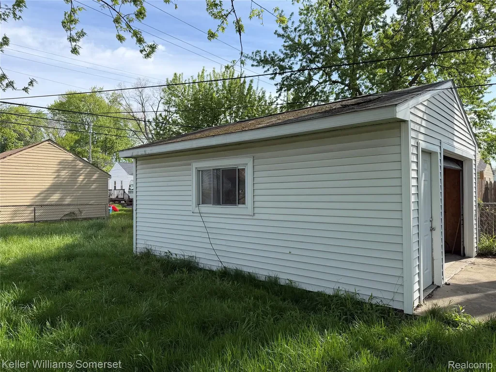 8499 Chapp Avenue Warren City MI 48089
