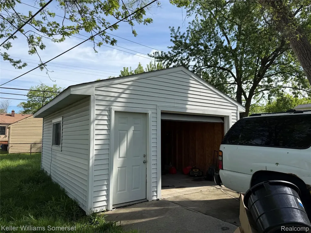 8499 Chapp Avenue Warren City MI 48089