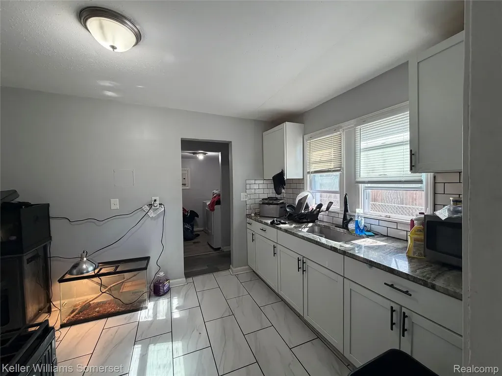 8499 Chapp Avenue Warren City MI 48089