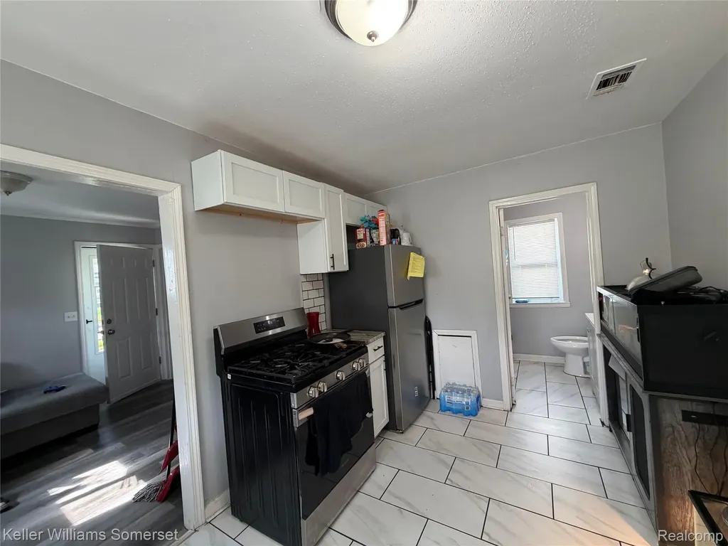 8499 Chapp Avenue Warren City MI 48089