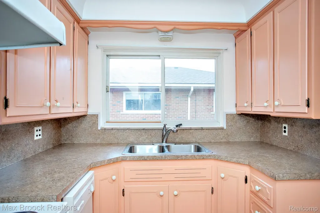 13565 Dixie Redford Charter Township MI 48239