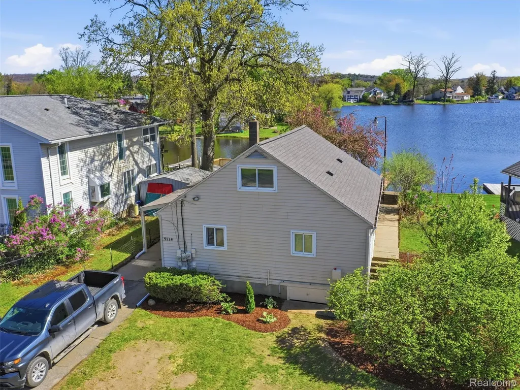 9114 Pontiac Lake Road White Lake Charter Township MI 48386