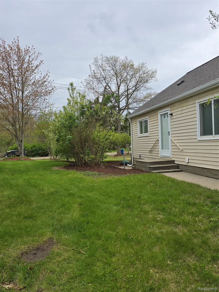 9114 Pontiac Lake Road White Lake Charter Township MI 48386