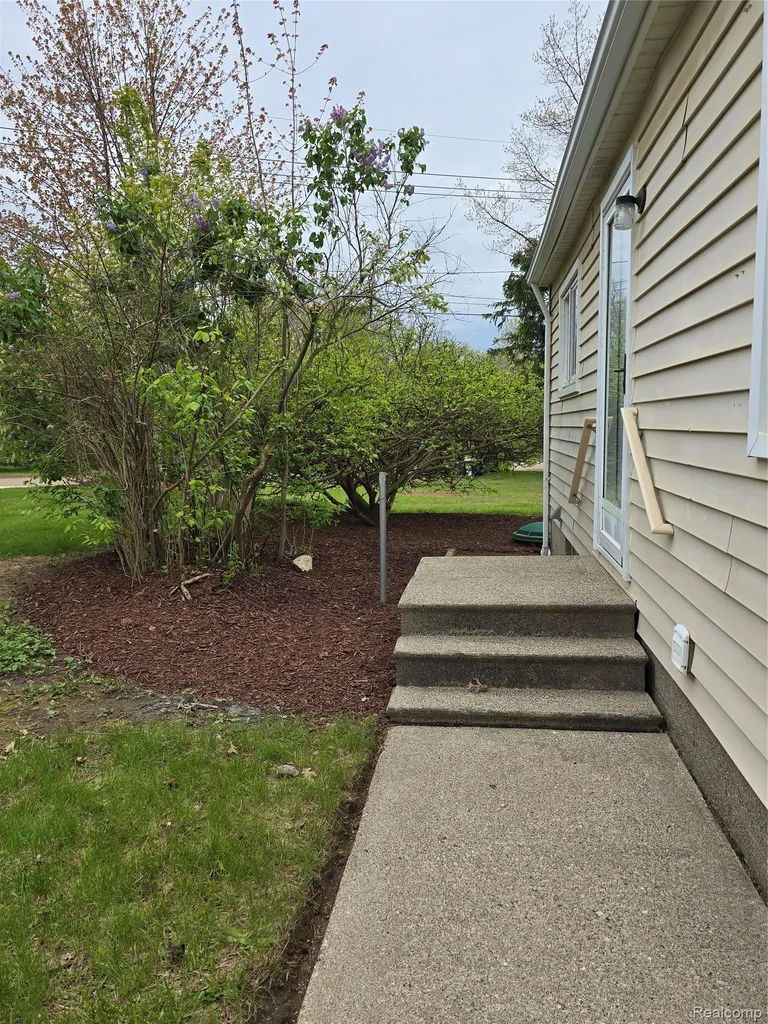 9114 Pontiac Lake Road White Lake Charter Township MI 48386