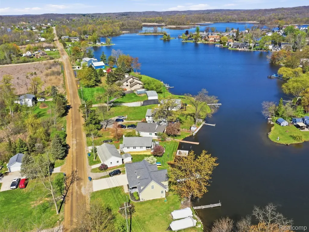 9114 Pontiac Lake Road White Lake Charter Township MI 48386