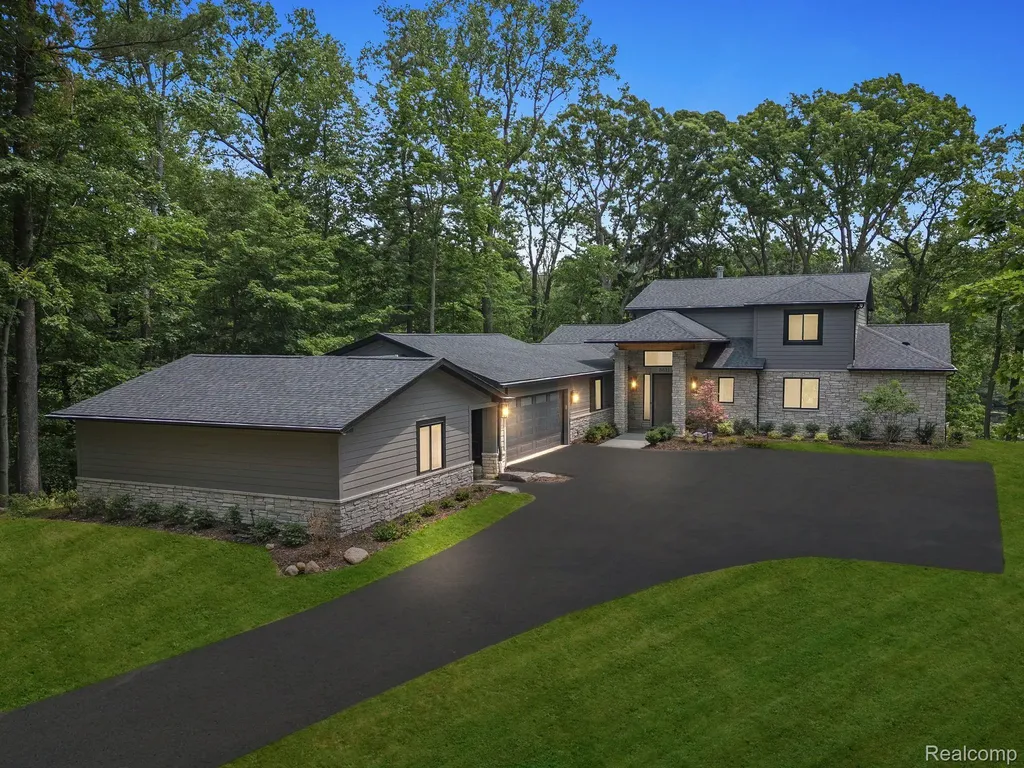 3511 Lakecrest Drive Bloomfield Charter Township MI 48304