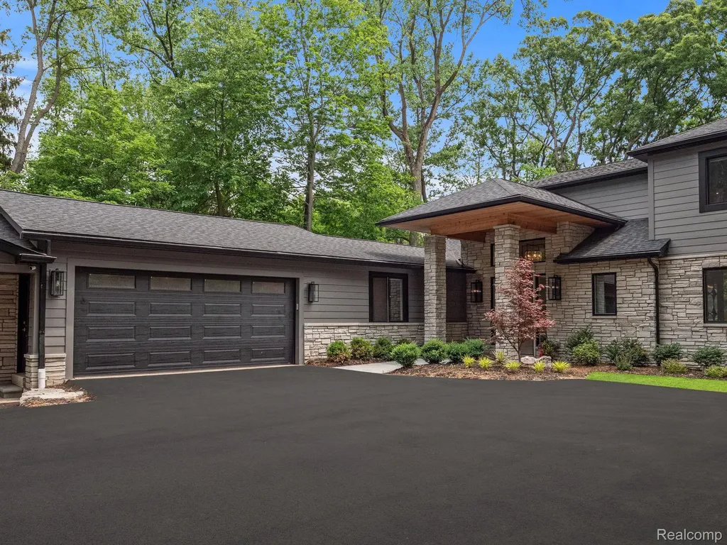 3511 Lakecrest Drive Bloomfield Charter Township MI 48304