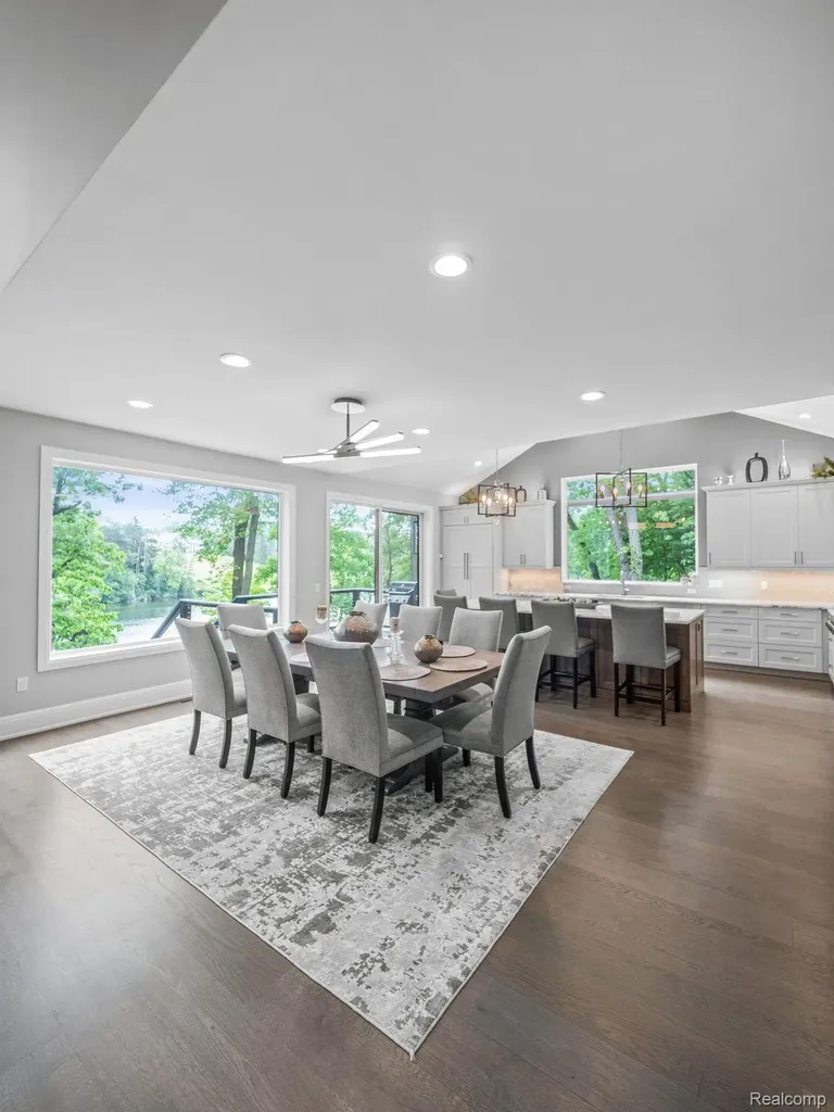 3511 Lakecrest Drive Bloomfield Charter Township MI 48304