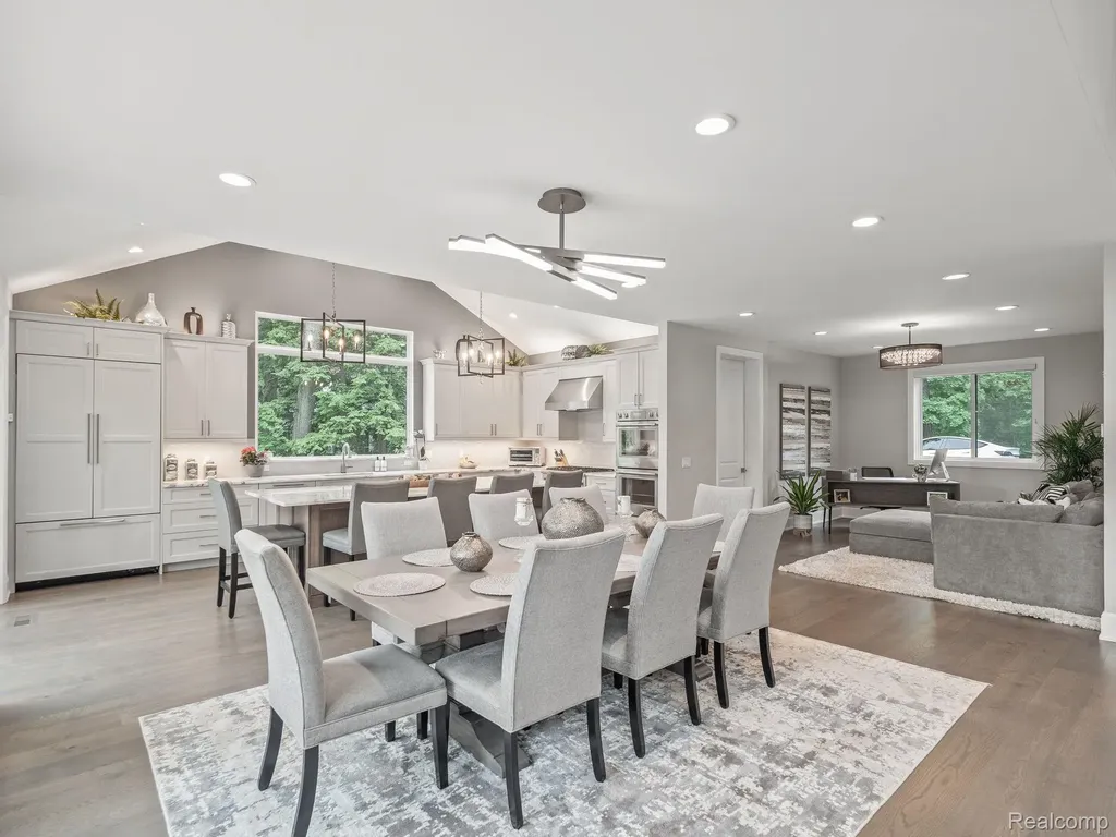 3511 Lakecrest Drive Bloomfield Charter Township MI 48304