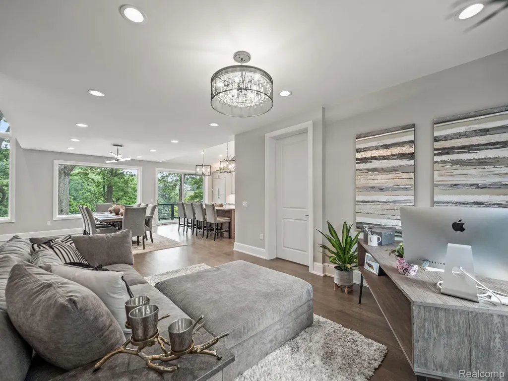 3511 Lakecrest Drive Bloomfield Charter Township MI 48304
