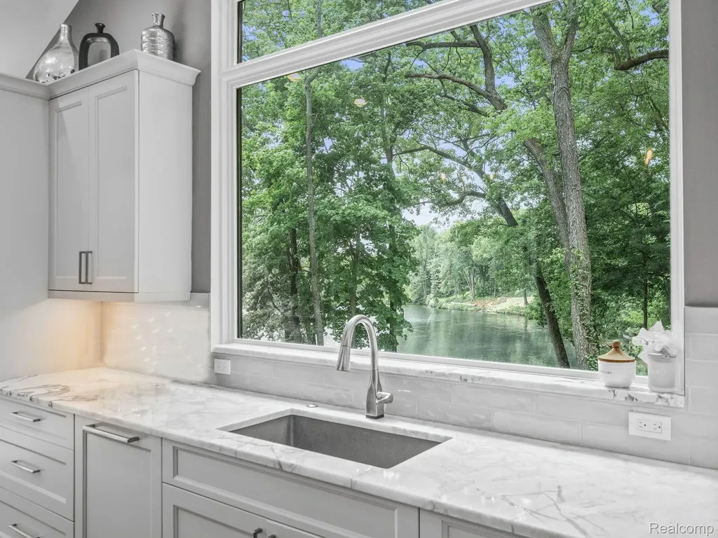 3511 Lakecrest Drive Bloomfield Charter Township MI 48304