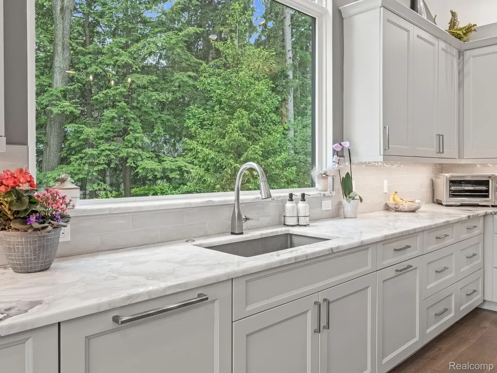 3511 Lakecrest Drive Bloomfield Charter Township MI 48304