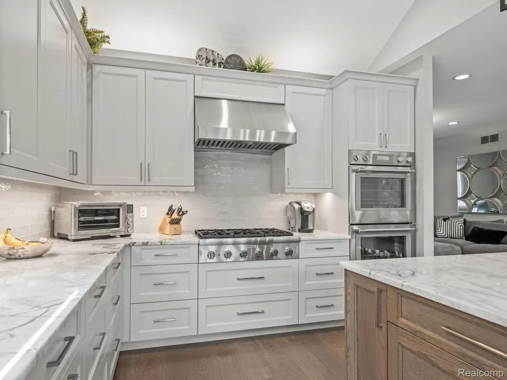 3511 Lakecrest Drive Bloomfield Charter Township MI 48304