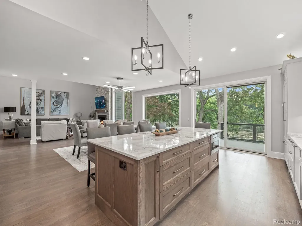 3511 Lakecrest Drive Bloomfield Charter Township MI 48304