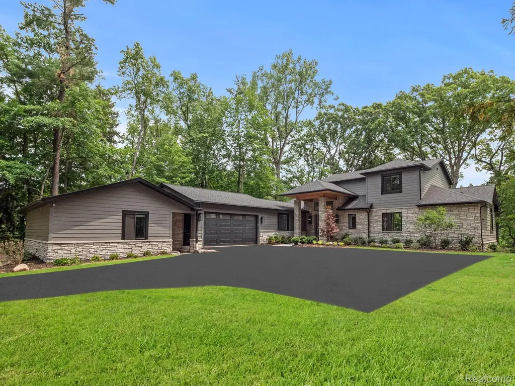 3511 Lakecrest Drive Bloomfield Charter Township MI 48304