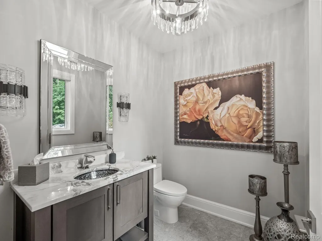 3511 Lakecrest Drive Bloomfield Charter Township MI 48304