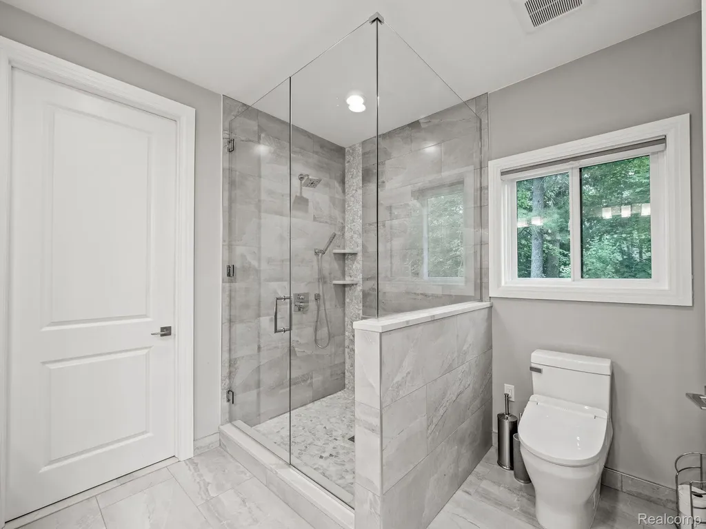 3511 Lakecrest Drive Bloomfield Charter Township MI 48304