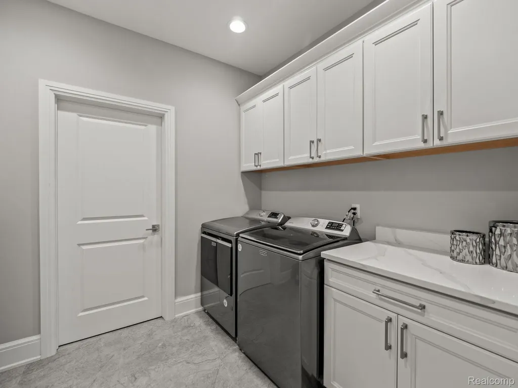 3511 Lakecrest Drive Bloomfield Charter Township MI 48304
