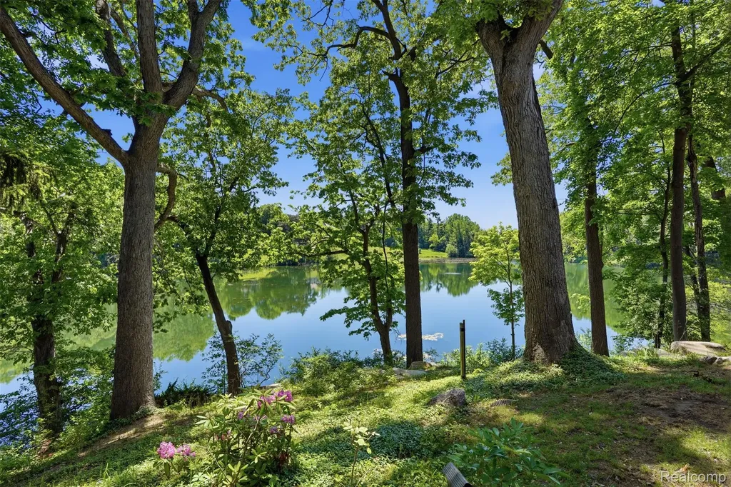 3511 Lakecrest Drive Bloomfield Charter Township MI 48304