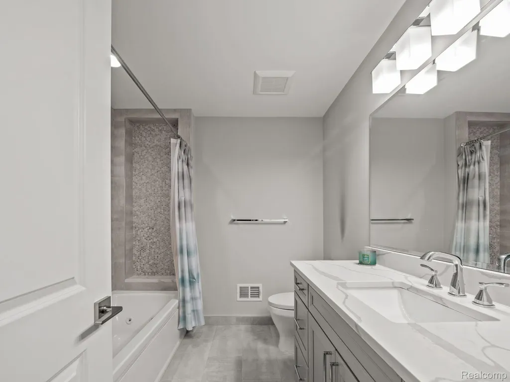 3511 Lakecrest Drive Bloomfield Charter Township MI 48304