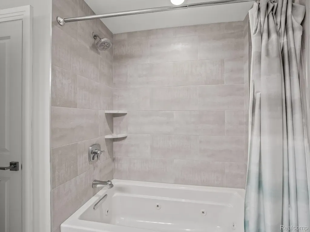 3511 Lakecrest Drive Bloomfield Charter Township MI 48304