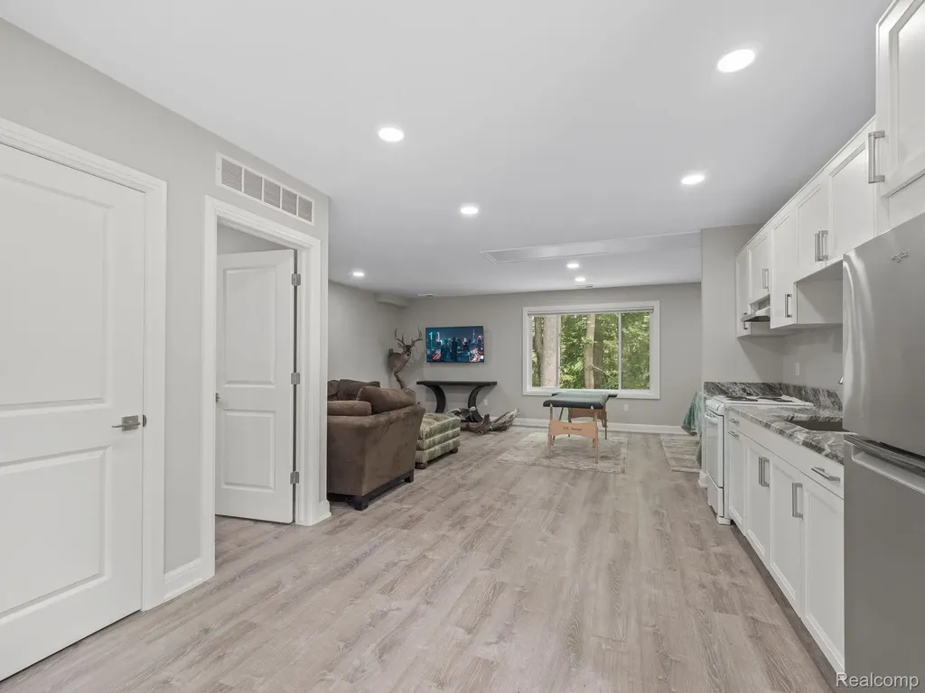 3511 Lakecrest Drive Bloomfield Charter Township MI 48304