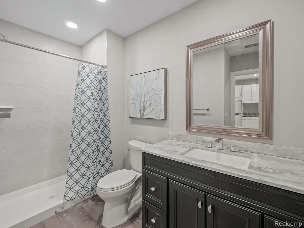 3511 Lakecrest Drive Bloomfield Charter Township MI 48304