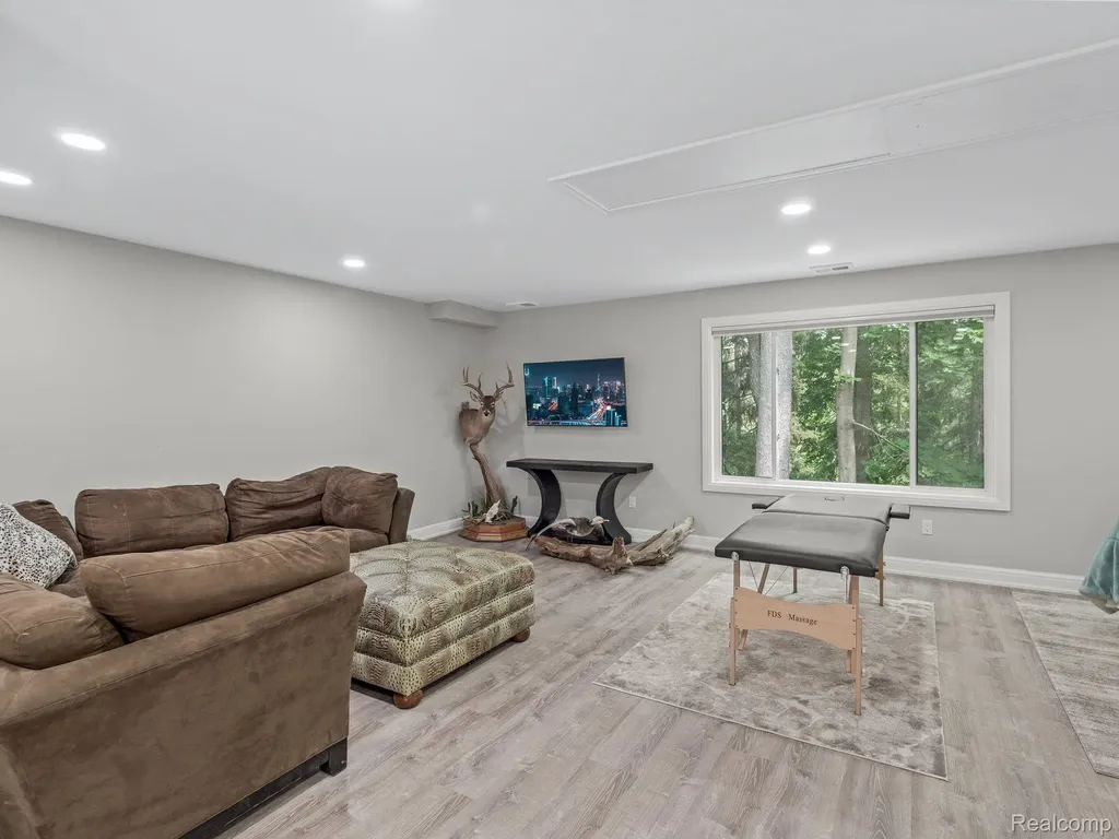 3511 Lakecrest Drive Bloomfield Charter Township MI 48304