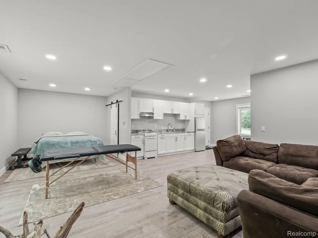 3511 Lakecrest Drive Bloomfield Charter Township MI 48304