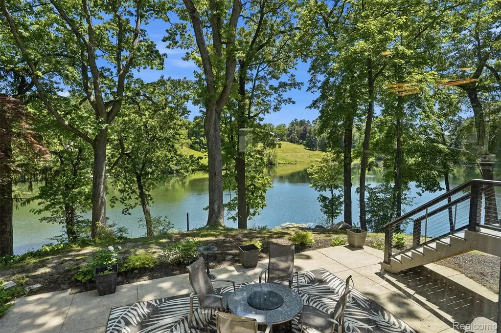 3511 Lakecrest Drive Bloomfield Charter Township MI 48304