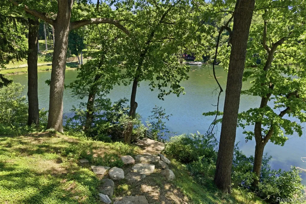 3511 Lakecrest Drive Bloomfield Charter Township MI 48304