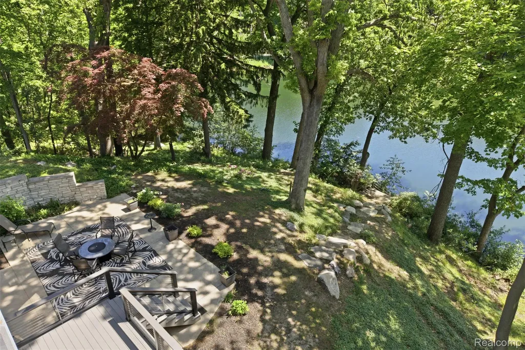 3511 Lakecrest Drive Bloomfield Charter Township MI 48304