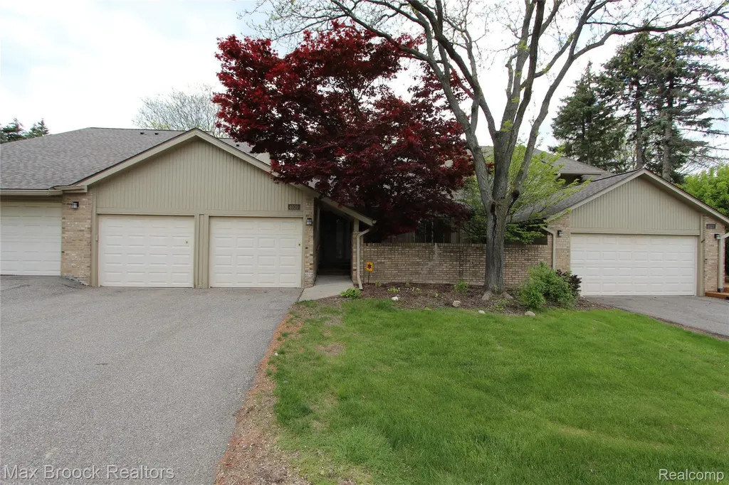 4029 Foxpointe Drive West Bloomfield Charter Township MI 48323