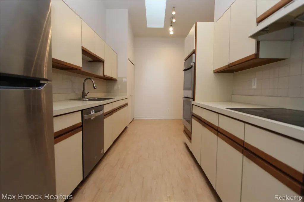 4029 Foxpointe Drive West Bloomfield Charter Township MI 48323