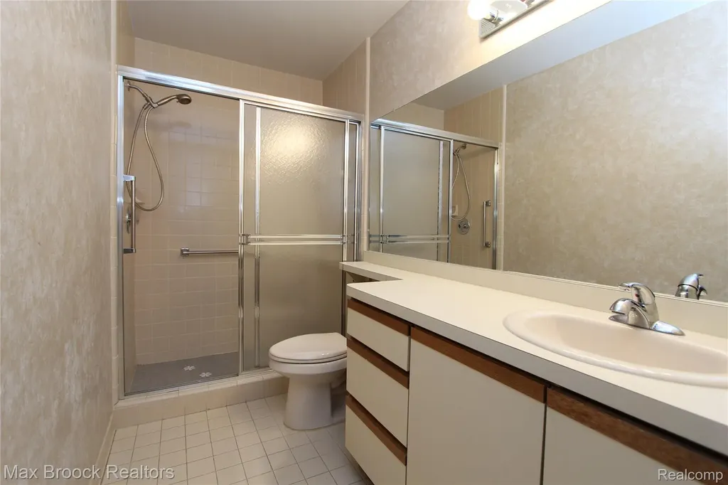 4029 Foxpointe Drive West Bloomfield Charter Township MI 48323
